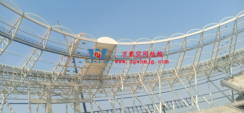 襄陽奧體中心膜結(jié)構(gòu)工程鋼結(jié)構(gòu)接近尾聲，膜結(jié)構(gòu)開始安裝