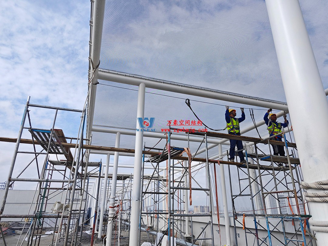 聚焦工程高質(zhì)量建設(shè)，這個(gè)網(wǎng)格織物幕墻正在施工安裝中