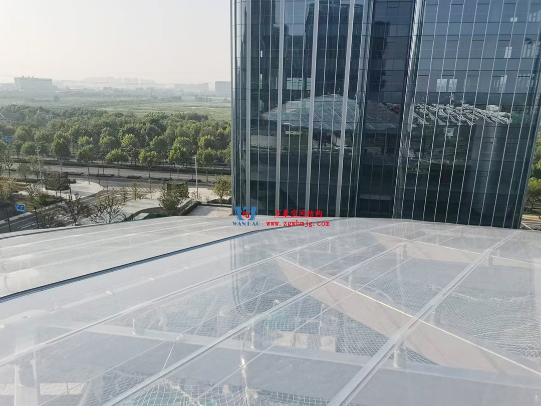 擁有夢(mèng)幻外衣的ETFE膜結(jié)構(gòu)商業(yè)天幕 擁有夢(mèng)幻外衣的ETFE膜結(jié)構(gòu)商業(yè)天幕