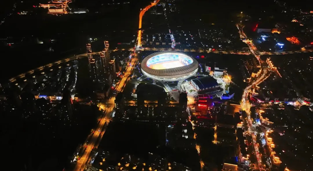 平陽體育中心群星演唱會！超萬人圍觀，現(xiàn)場火爆High唱！