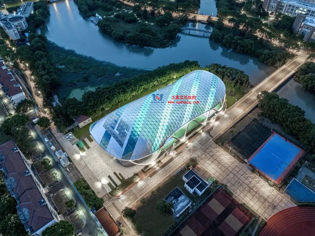 帆影碧波|風(fēng)雨操場(chǎng)上的ETFE膜結(jié)構(gòu)穹頂 帆影碧波|風(fēng)雨操場(chǎng)上的ETFE膜結(jié)構(gòu)穹頂