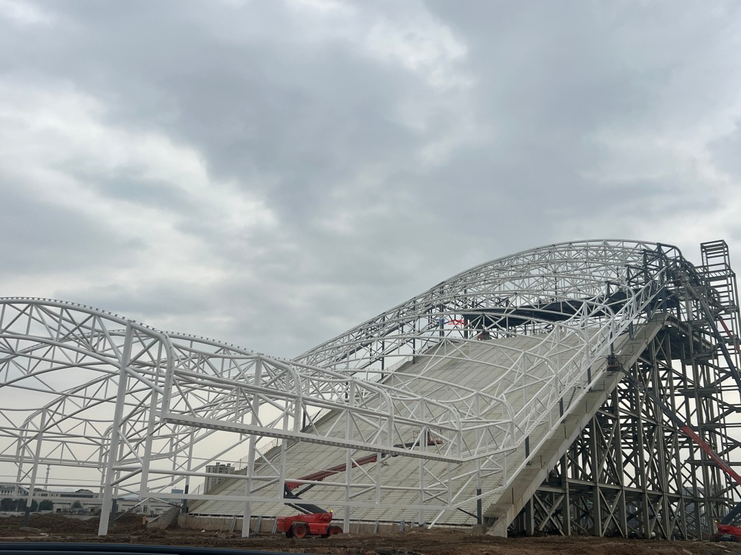 馭風逐沙，織就賽道美學——比亞迪紹興嵊州賽車場干拔沙坡觀景平臺鋼膜結構