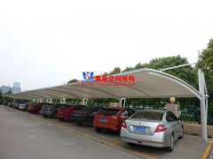 為什么膜結(jié)構(gòu)車棚會成為汽車車棚定制的優(yōu)選？膜結(jié)構(gòu)車棚有哪些特點優(yōu)勢？