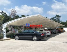 為何膜結(jié)構(gòu)車棚越來越受歡迎？小轎車車棚為什么都選用膜結(jié)構(gòu)車棚？