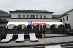 伸縮遮雨棚和膜結(jié)構(gòu)雨棚那個好？伸縮遮雨棚和膜結(jié)構(gòu)雨棚優(yōu)缺點對比