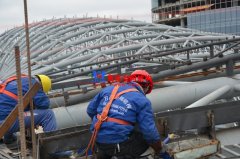 鋼膜結(jié)構(gòu)工程高空作業(yè)需要注意哪些事項？如何確保安全？